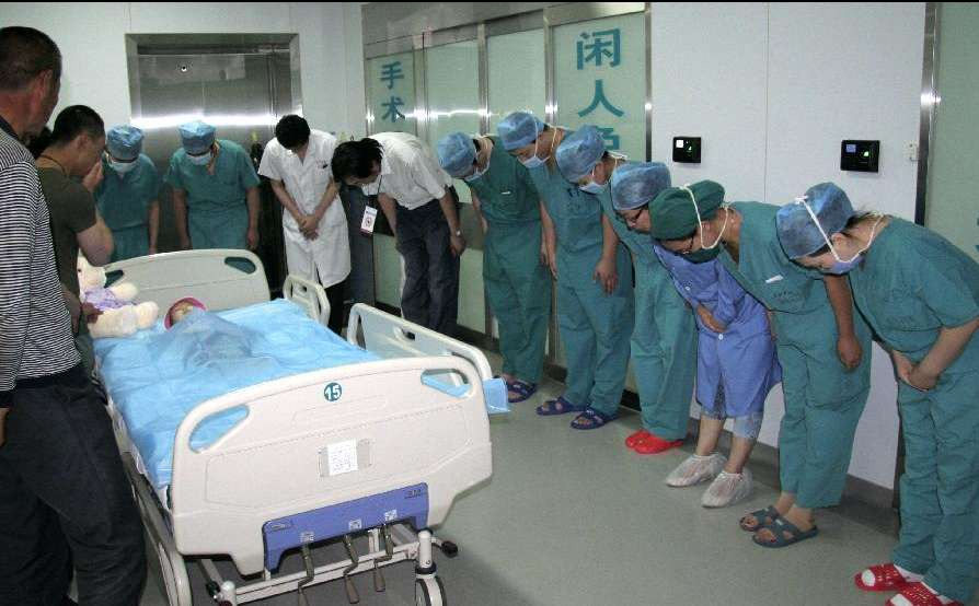 See Why They Did So: The Doctors Bowed Their Heads For This Boy When He Died 4