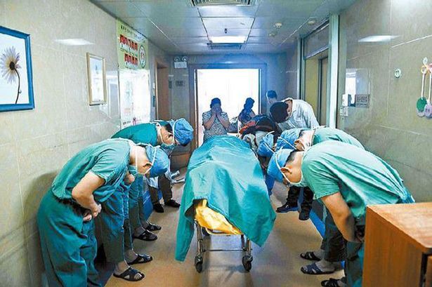 See Why They Did So: The Doctors Bowed Their Heads For This Boy When He Died 3
