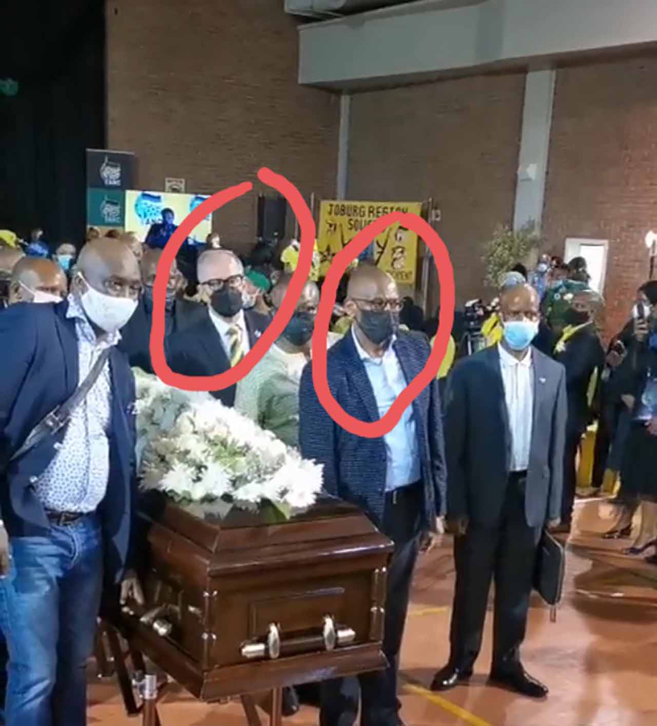 Look at who was spotted carrying the coffin of RET member who was buried today 1