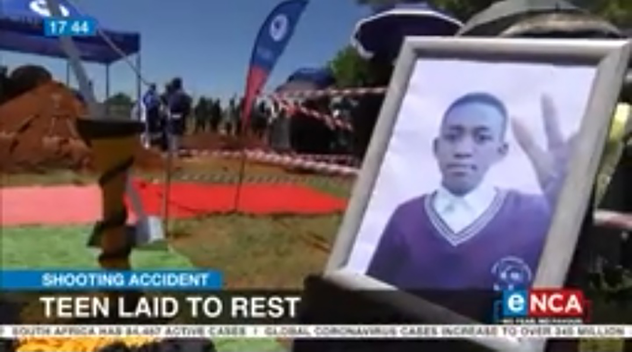 What the mother of the late Njabulo did as the coffin was being lowered into the grave: WATCH 1
