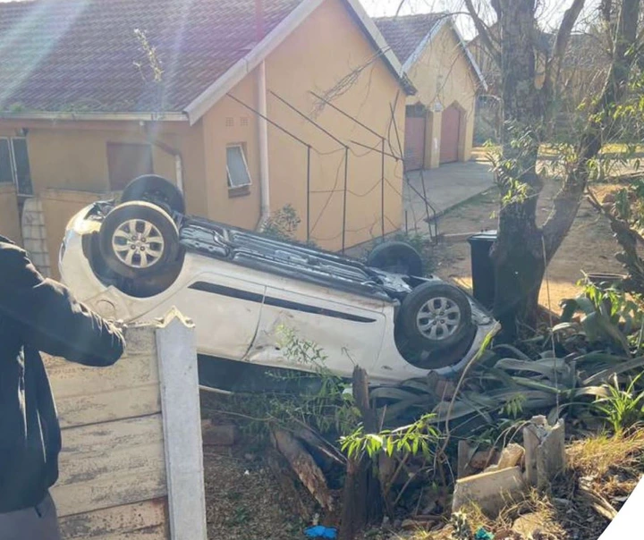 A 16-year-old boy loses control of his vehicle and crashes in a house, details 1