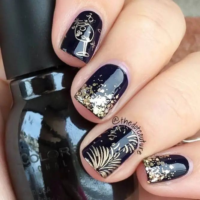 25 Holiday-Themed Nail Designs that Brighten the Season 3