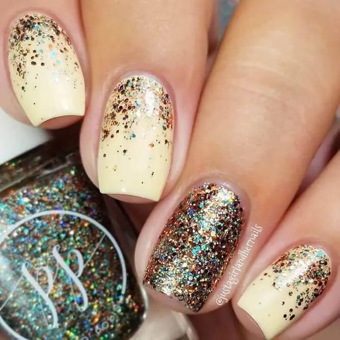 25 Holiday-Themed Nail Designs that Brighten the Season 7