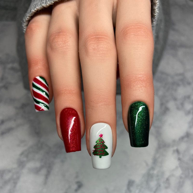 25 Holiday-Themed Nail Designs that Brighten the Season 19