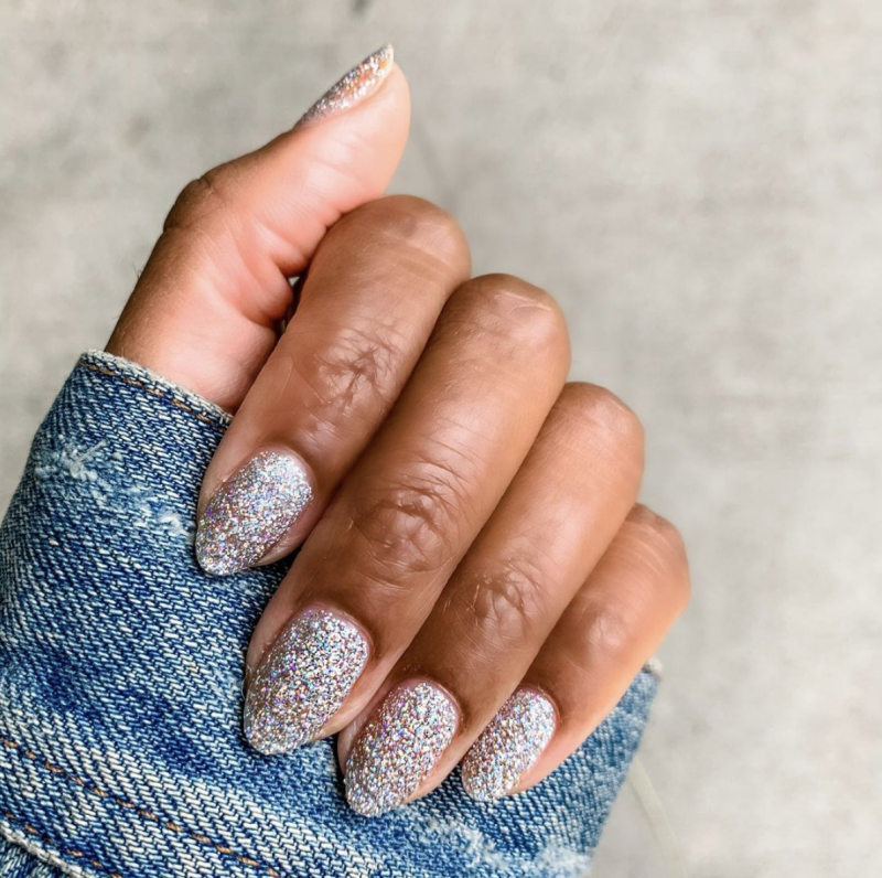 25 Holiday-Themed Nail Designs that Brighten the Season 28