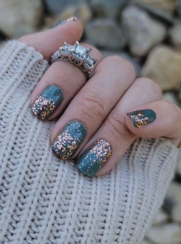 25 Holiday-Themed Nail Designs that Brighten the Season 21