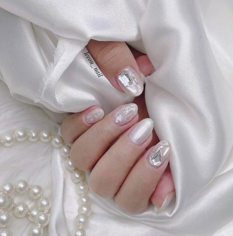 Romantic Bridal Nails, Including Colored Enamels, Decorations And Shapes! 25