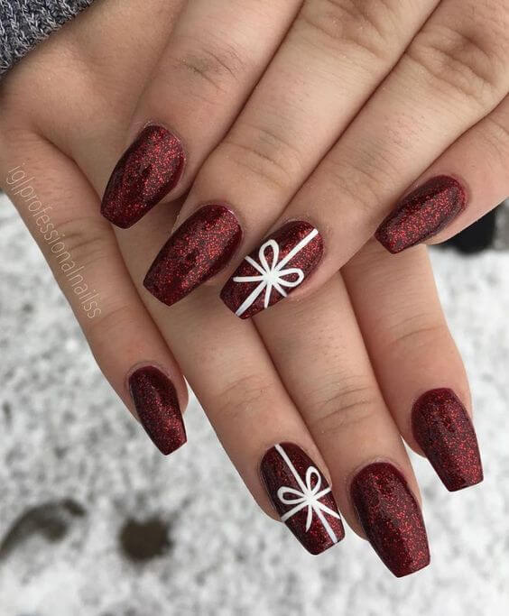 Nail Designs That Will Have You Feeling Extra Festive 2