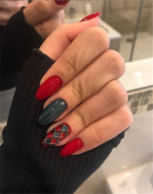 Nail Designs That Will Have You Feeling Extra Festive 4