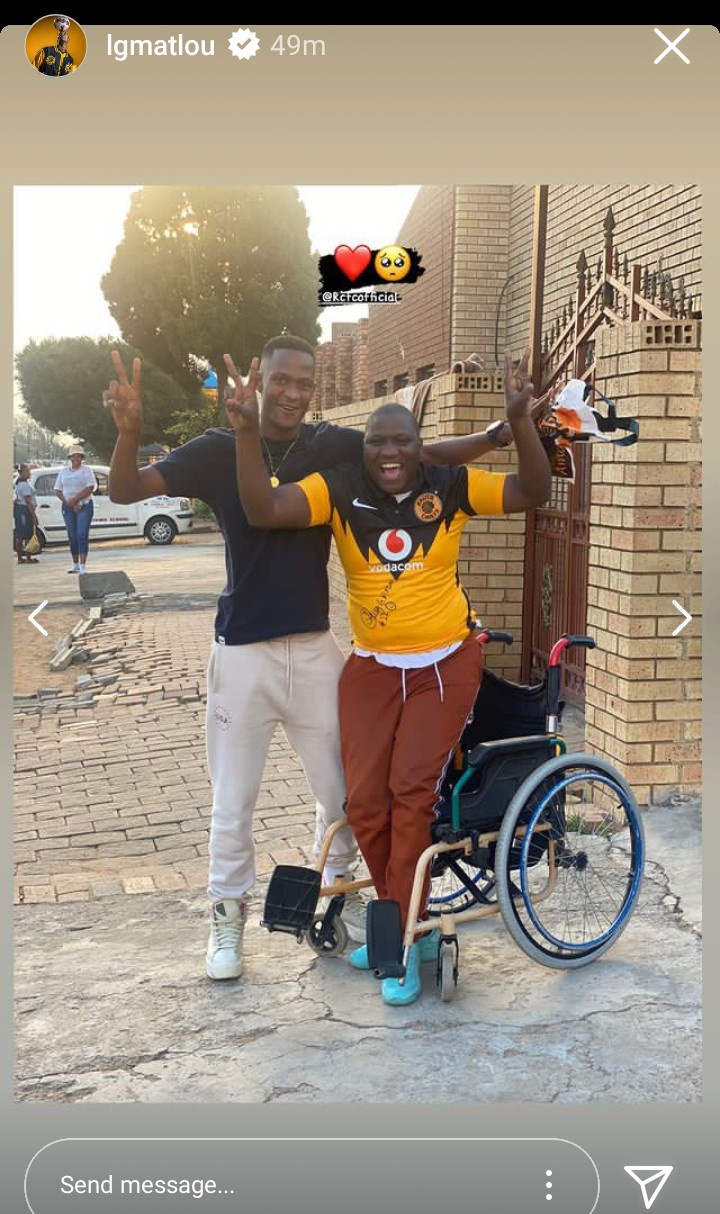 R3,5 million Kaizer Chiefs star surprises wheelchair-bound fan with hand-delivered jersey 1