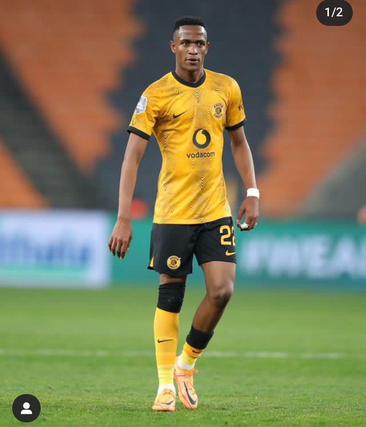 R3,5 million Kaizer Chiefs star surprises wheelchair-bound fan with hand-delivered jersey 4