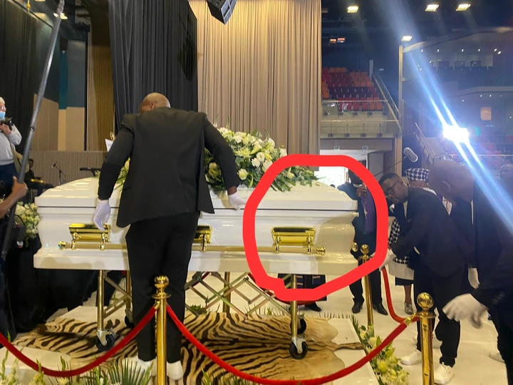 How Much Is This Coffin? People We’re Left With Questions After What They Spotted On This Coffin 3