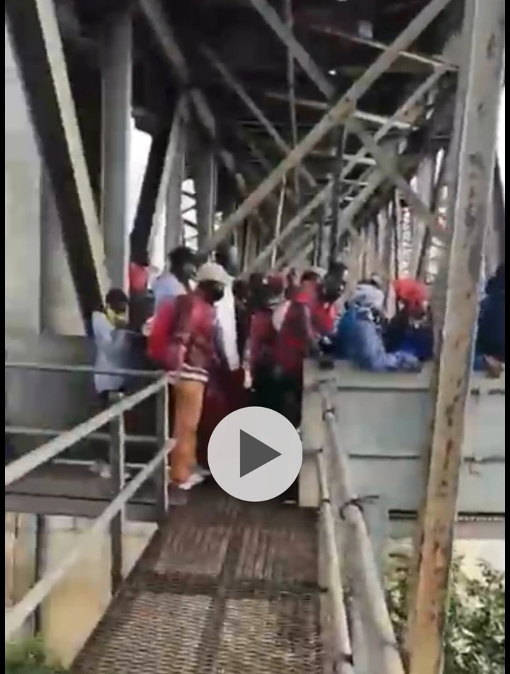 WATCH Thousands Of Foreigners Were Spotted Crossing The Border Illegally, See How They Do It 2